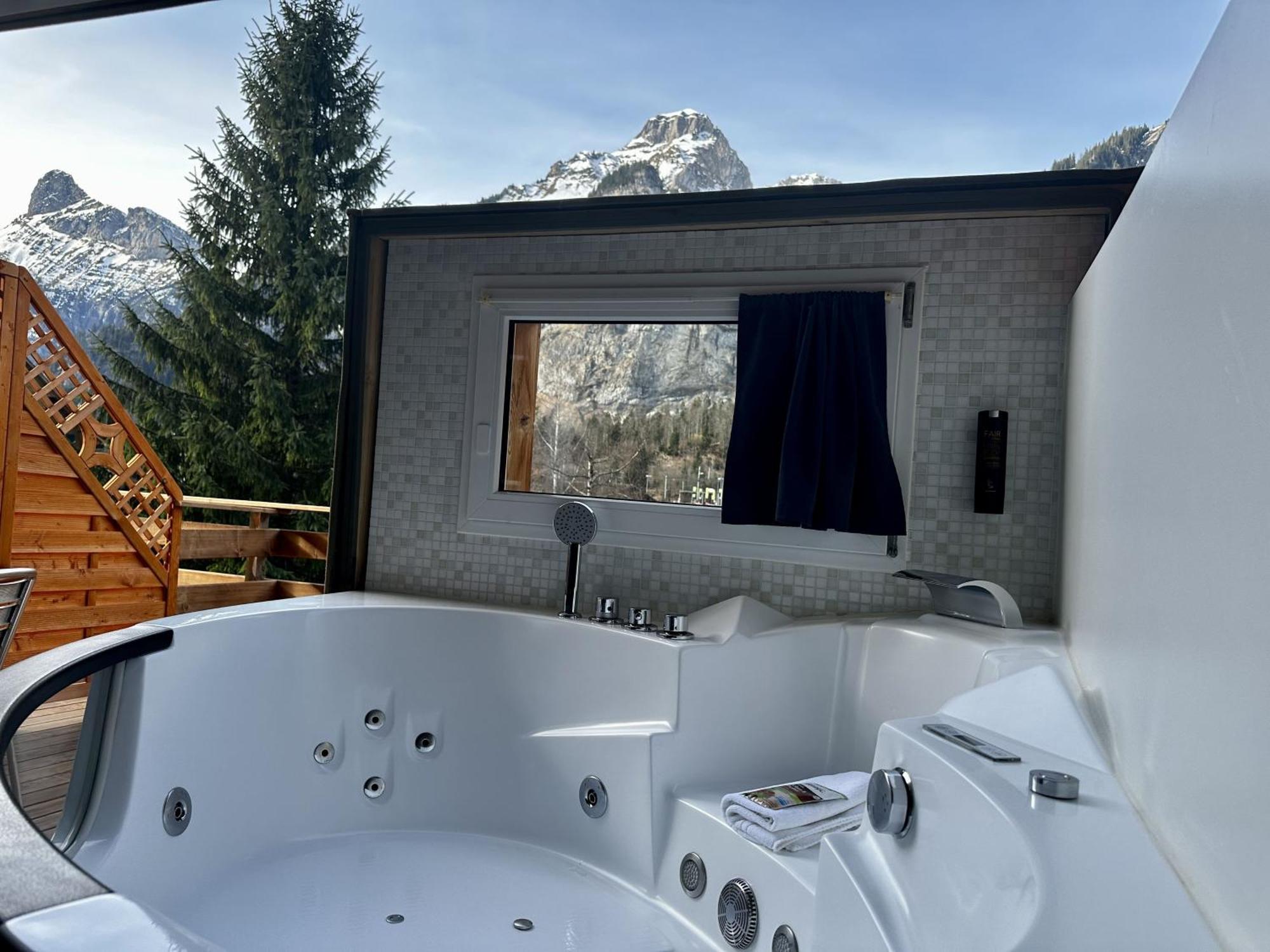 Superior Zimmer Plus mit Hydromassage-Wanne auf Rollen