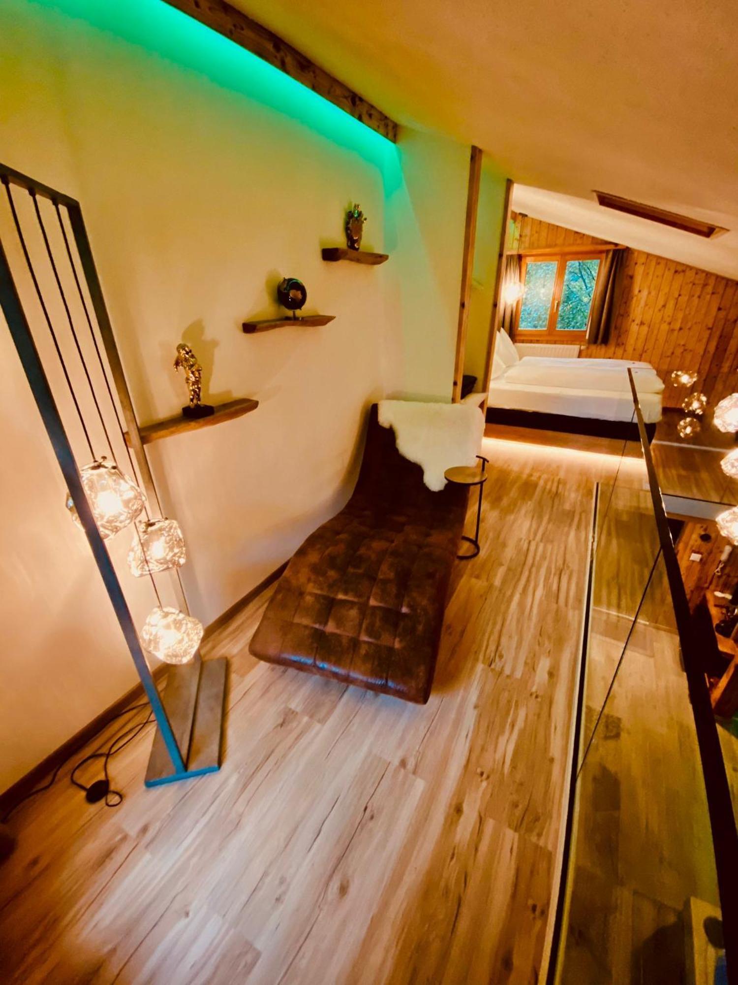 Loft-Zimmer mit Hydromassage-Wanne auf Rollen und Dampfbad