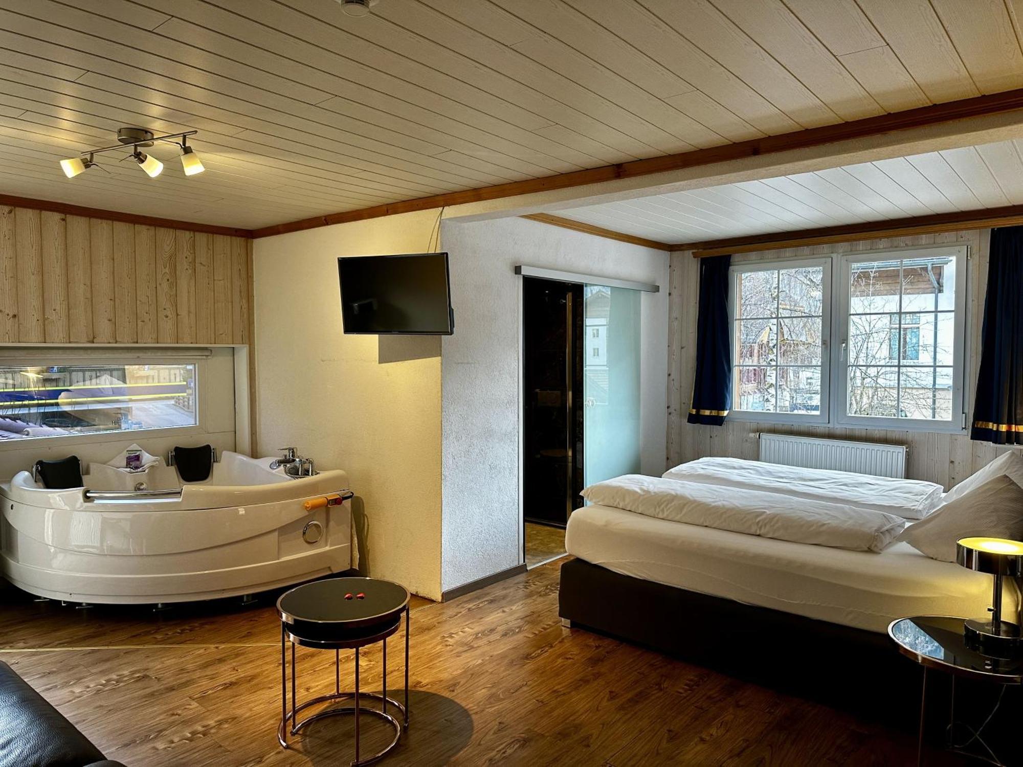 Zimmer mit Kingsize-Bett und Whirlpool